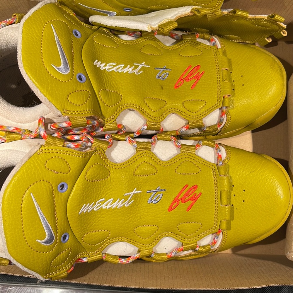 W Nike Air More Money